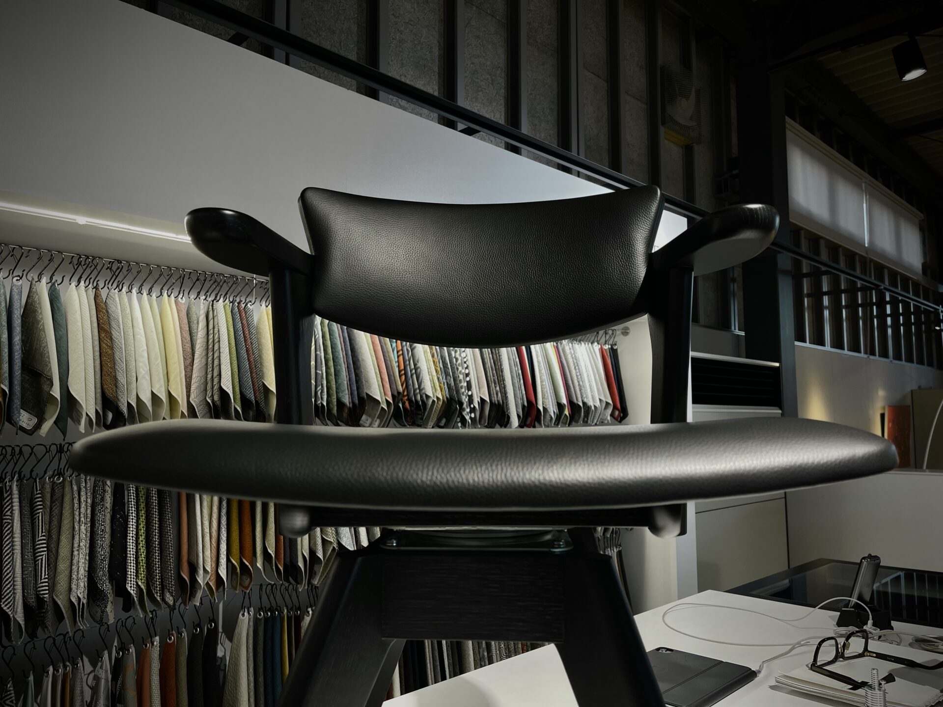 BLACK MODEL／腰の椅子Awaza