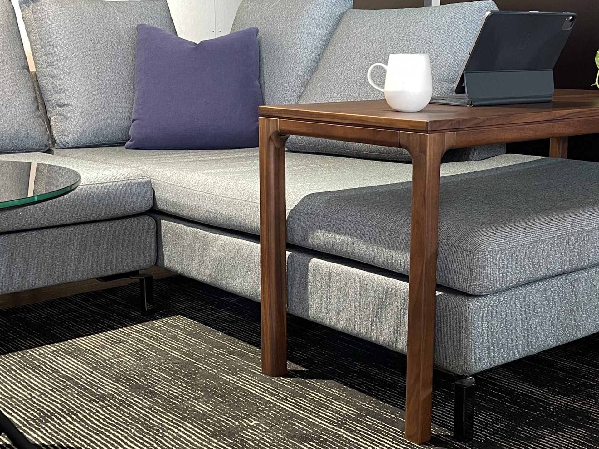 “トンネル型”サイドテーブル